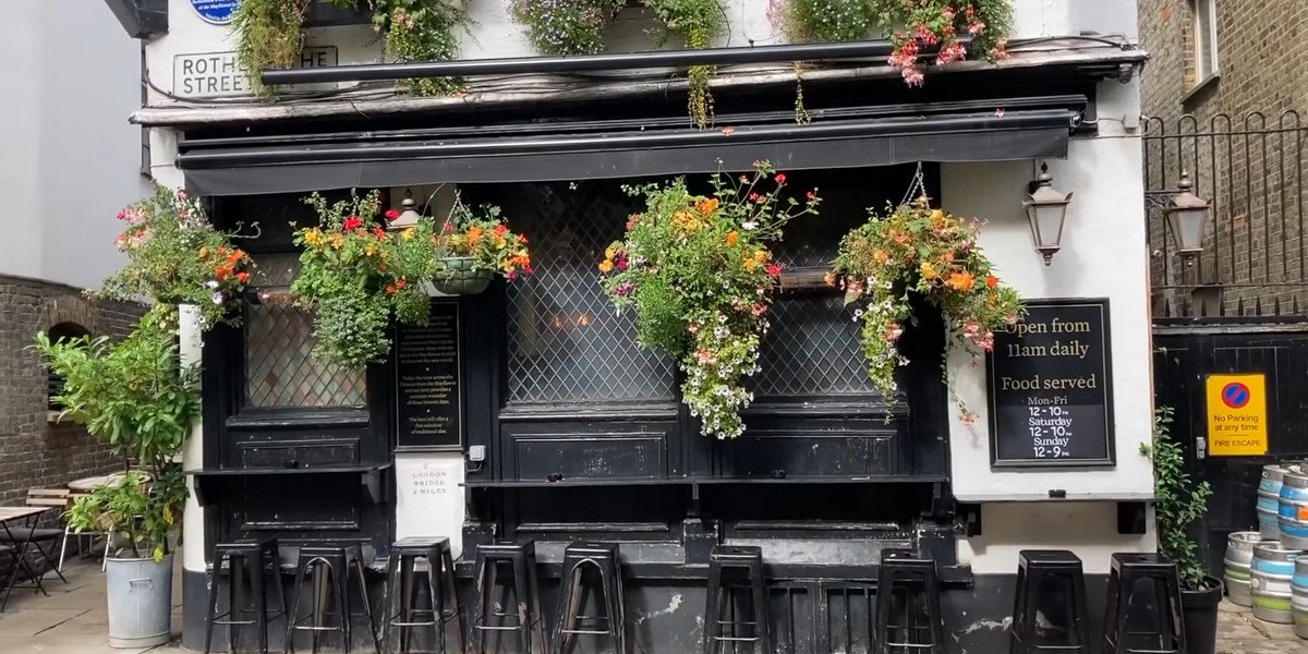 Historical Pub Walking Tour of London with Local Guide