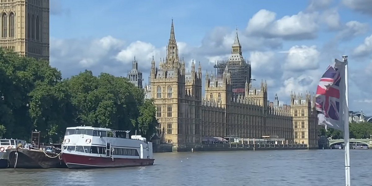 Sightseeing London Thames River Cruise with Tea on Board, photo 1