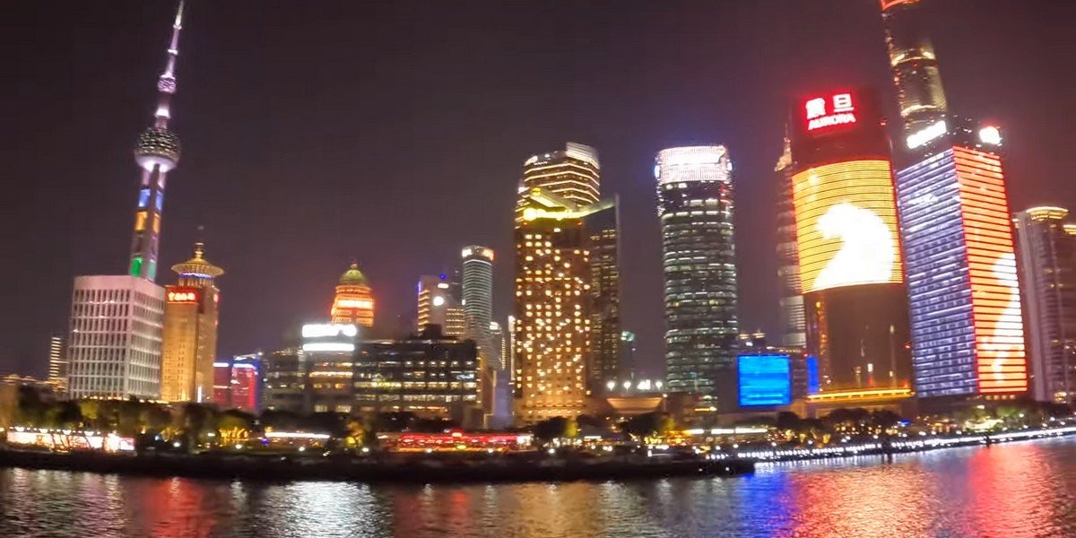 Shanghai Huangpu River Cruise and Thai Dinner at the Trendy Restaurant