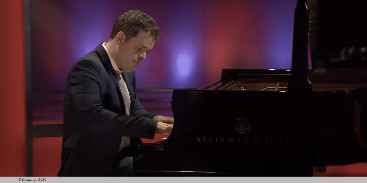 Esa-Pekka Salonen conducts the Philharmonia Orchestra, photo 1